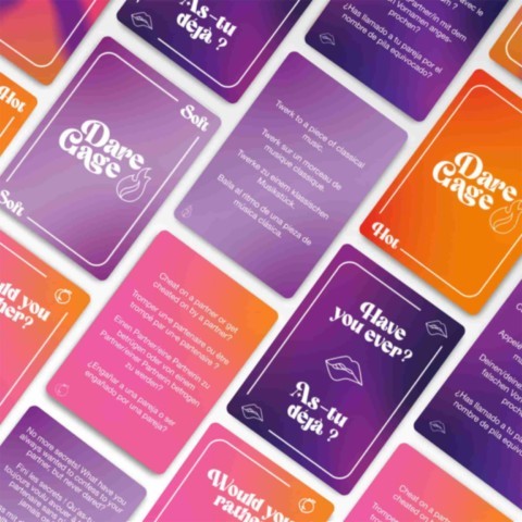 Jeu d'ambiance érotique Spin me Round de Love to Love avec roulette personnalisable, cartes de défis, bandeau pour les yeux et accessoires pour soirées entre adultes.