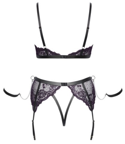 Ensemble lingerie Bondage Cottelli grande taille en dentelle violet foncé composé d’un soutien-gorge souple, d’un string porte-jarretelles assorti, de chaînes argentées décoratives et de menottes souples amovibles.
