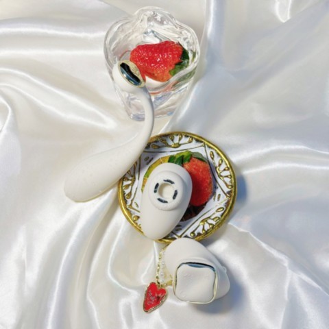Vibromasseur portable connecté Deya de ZALO en coloris blanc ivoire avec double stimulation, accessoires interchangeables, télécommande Bluetooth et design ergonomique discret.