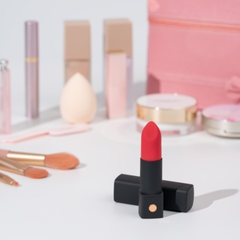 Mini vibromasseur connecté Exomoon de Lovense au design rouge à lèvres, rechargeable par USB, étanche IPX7 et contrôlable via Bluetooth avec l'application Lovense.